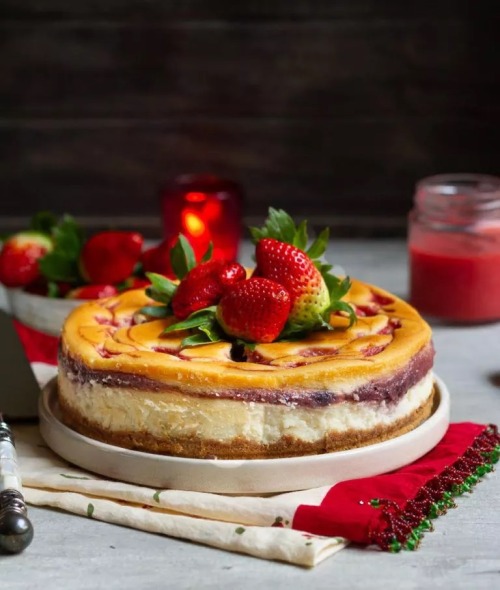 fullcravings:  Strawberry Swirl Cheesecake