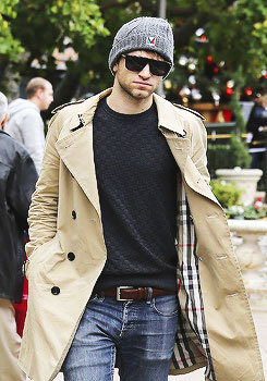 keeganallennews:  Keegan spotted shopping at Barnes and Noble in LA (12/12/14) 