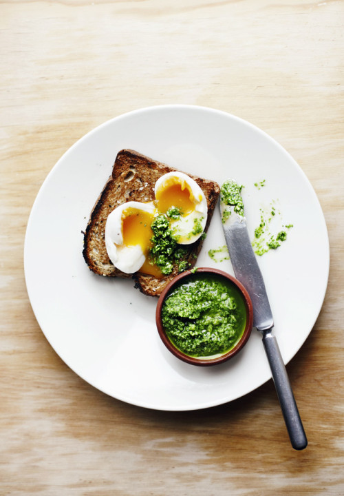 hotbeautyhealth:  egg+toast+pesto=perfection! 