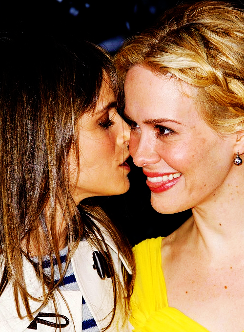 fuckyeah-sarahpaulson:   Amanda Peet &amp; Sarah Paulson | ‘The Spirit’ Premiere