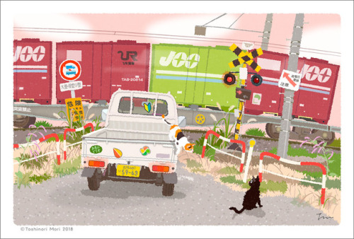 猫好きイラストレーターもりとしのりが描く〜四季を旅する猫〜『たびねこ』のイラスト「踏切と貨物列車」です。小さな踏切でトラックが信号待ちをしています。この車に便乗して旅をしてきた猫達は、ここで降りること