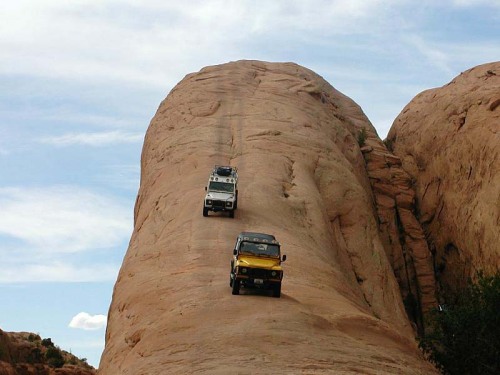 sixpenceee:  Off-road vehicles tackling Lion’s Back in Moab, Utah. The Lion’s Back is a sandstone ridge in Moab, Utah. It’s one of the most extreme 4X4 off roading terrain’s in America. Unfortunately, one of the most epic trails for 4x4ers is