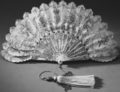 derwandelndegeist-deactivated20:Fan presented to Queen Victoria by Prince Albert on her 39th birthda