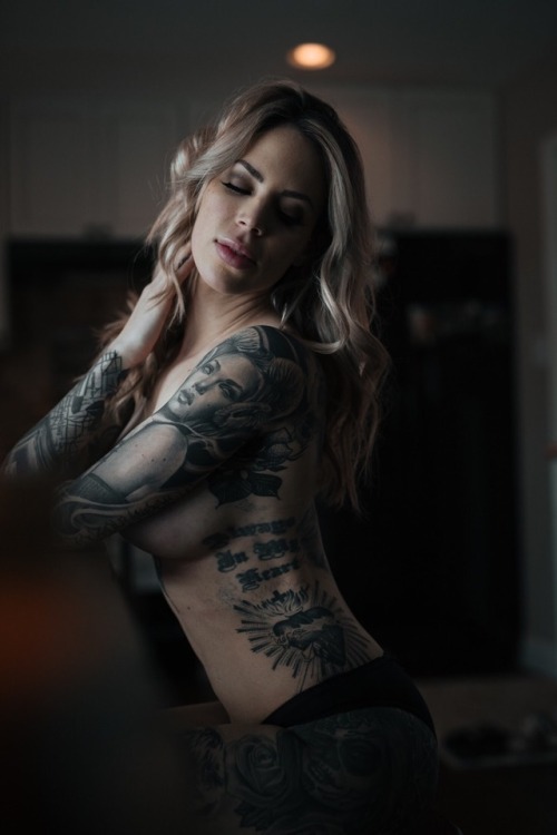 Little inked lady rolling around in the afternoon light!See more at www.onlyfans.com/daltoncampbell