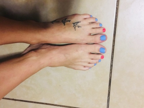 Come worship my fiancé feet get down rub them lick them and suck all those pretty little toes