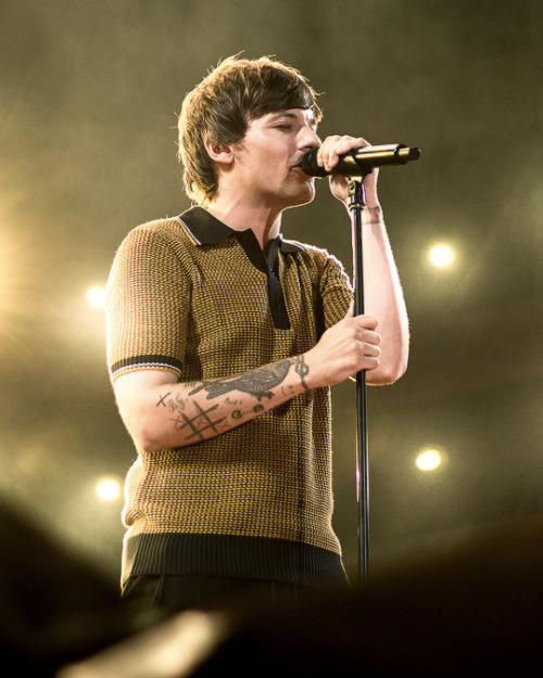 lthqs:Louis onstage at the CCME