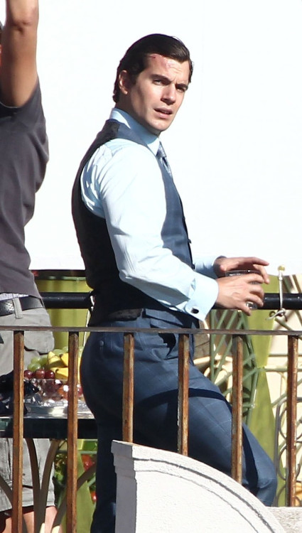 eatbloganddie:  Henry Cavill’s ginormous rump on the set of “Man from U.N.C.L.E.” 