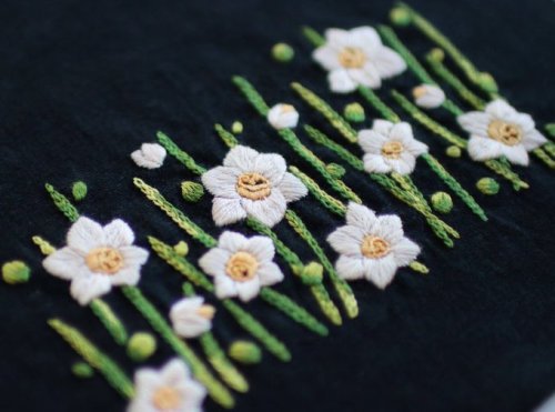 cafeinevitable:Narcissus by Yulahand embroidery