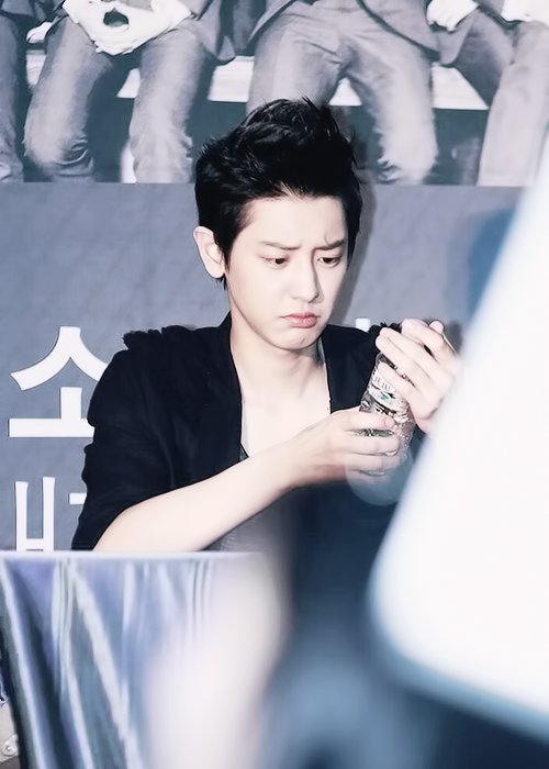 jnumyeon-deactivated20140929:chanyeol being sad over a water bottle