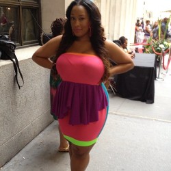 fffab:  Essie Golden at FULL FIGURED FASHION WEEK in NYC … Werrrrking in that exclusive NAKIMULI dress which isn’t on sale„„„, yet lol 