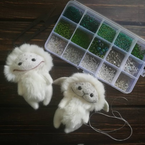 Little WoolBoons need some beads :) #wip #customdoll #ooak #sewing #beadwork #teddybearhttps://www