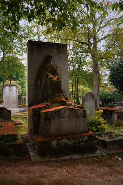 ofbeautsandbeasts:   Père Lachaise Cemetery Pt. 3 - Statues Edition - May 2018 If you have to be dead, be dead in style.