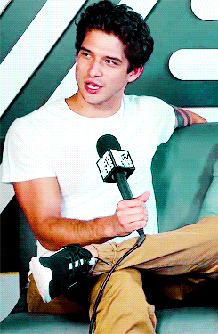 hansolos:  tyler posey imitating how dylan o’brien dances 