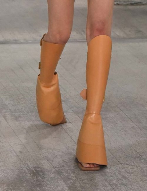 Trendy Shoes for FW21: Early 2000′s Lady Gaga style inspired. Horse-hoof shoeboot at Dion Lee Fall 2