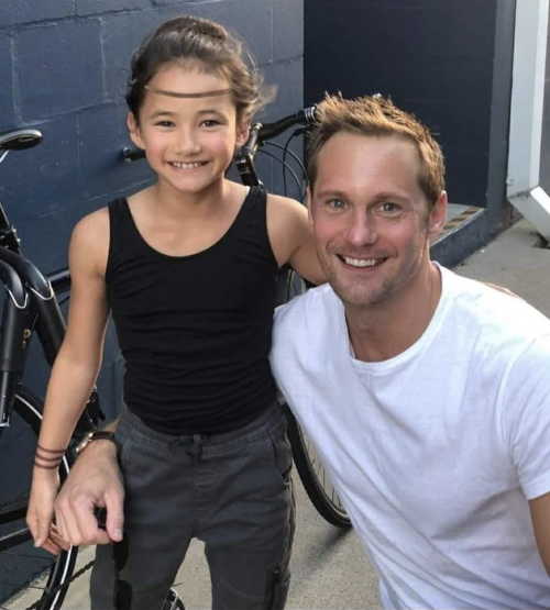 favescandis: New set pic from Godzilla vs. Kong stars Kaylee Hottle (Jia) and Alexander Skarsgård (D