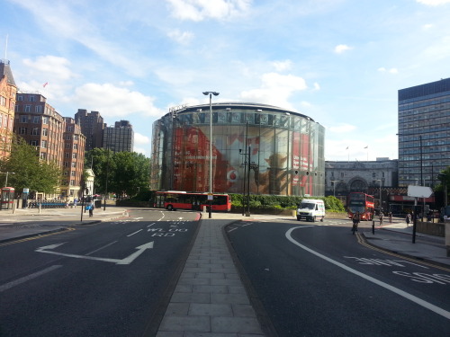 ウォータールー橋から、あそこのグラス建物はBFI IMAX映画館。South of Waterloo Bridge is the BFI IMAX 3D cinema.