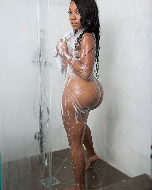 stretchmartinblr:  sp8sy Wash My Back 