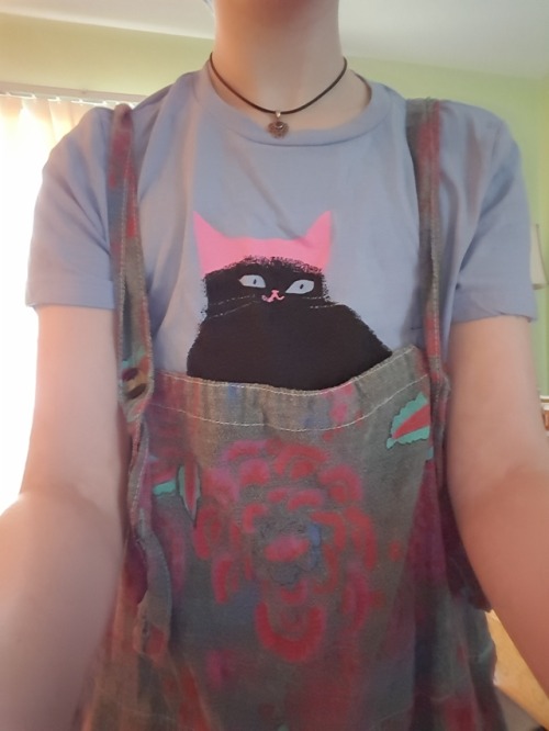 pipcomix:pipcomix:Wearing this shirt with overalls is so good bc the cat……. peer out&h