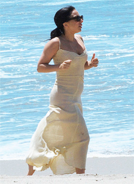 May 2nd, 2015: At a beach with Taylor Kinney in Los Angeles, California
