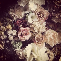 spookybootaramarie:  #flowers #roses #gothic #dark #macabre #beauty (at HELL)