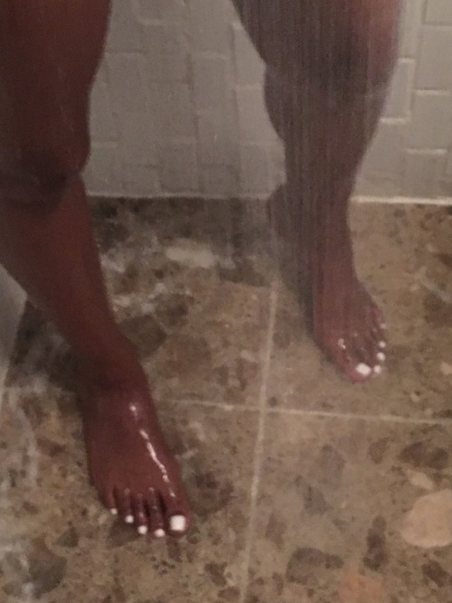 our-fireanddesire:  Showers 🚿 with her 🙌🏾