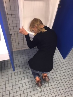 trashskankslut:good girl Marion (34). Kleine Gehorsamsprobe zwischendurch. Das war, nachdem sie mir in der Kabine einen geblasen hat und bevor ich ihr in den Mund gepisst habe, wobei ihr Pullover und ihre Jeans naß wurden. Die ganze Verabredung auf der