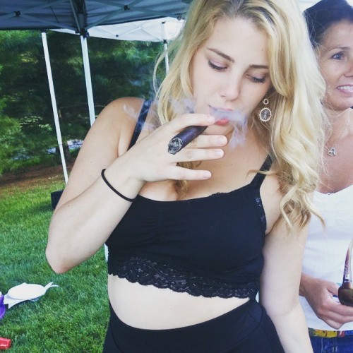 swoop-cypry02:  hernamewastruth:  you the baddest bitch thus far 💋  Sexy cigar