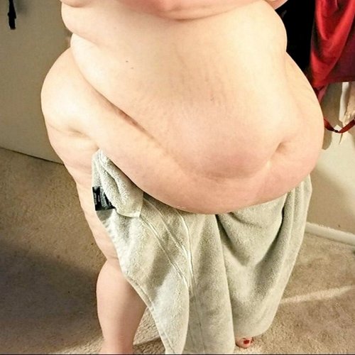 neptitudeplus: Her feeder said they painted her toenails red but even across the room, her belly was