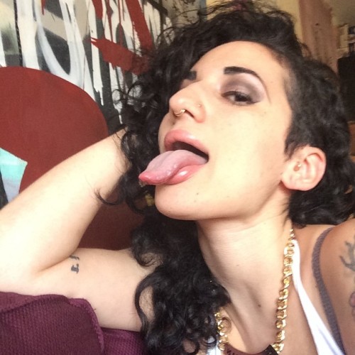 femaletongues: arabelleraphael: Long tongue Thank you Arabelle Raphael