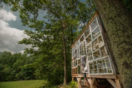 7daystheory: These two young artists quit their jobs to build this glass house for $500 Read the Ful