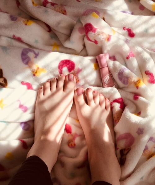 cuddle-kitten: I love pink nail polish