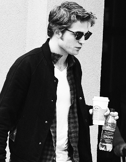 robpattinson:  Robert Pattinson + ’Starbucks