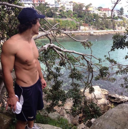 mm everything about his body, even that bulge ;) naughtyhotaussieguys.tumblr.com