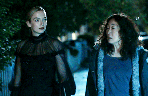 dailyvillanelle:#eve looking at villanelle when she’s not paying attention and then looking away whe