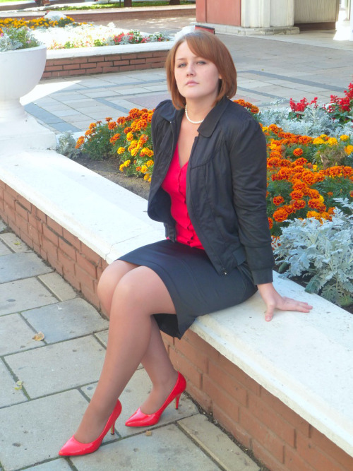 Candid pantyhose pic of a red head office worker in grey dress, tan pantyhose and high heels 