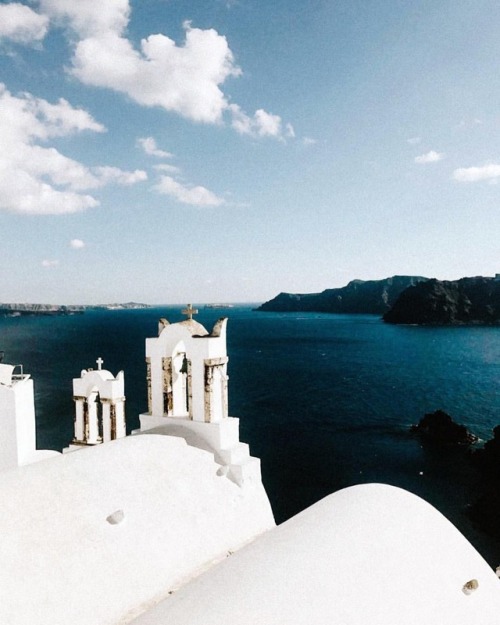 As free as the ocean . . . . #frachella #wetravelgirls #santorini #island #greece #summervibes #hol