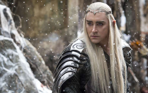 aca-xuse-me: bilbos:lee pace is he blue and black or is he white and gold  This is the only goo