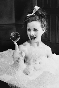 vintagegal:  Jeanne Crain photographed by Peter Stackpole in the film Margie (1946) (via) 