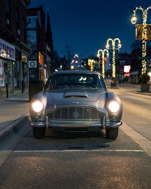 utwo:  Aston Martin DB5© Legendary Motorcar Company
