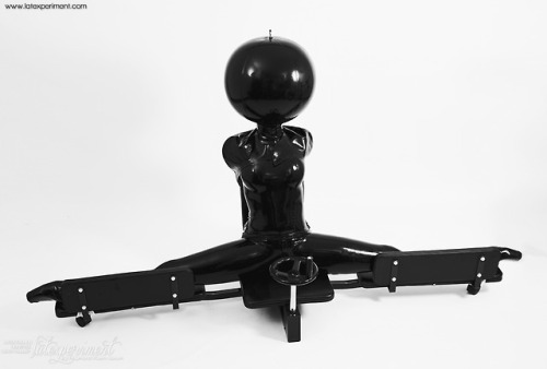 kinkygoethe:  It’s not easy to become a perfect rubber doll!by latexperiment.com