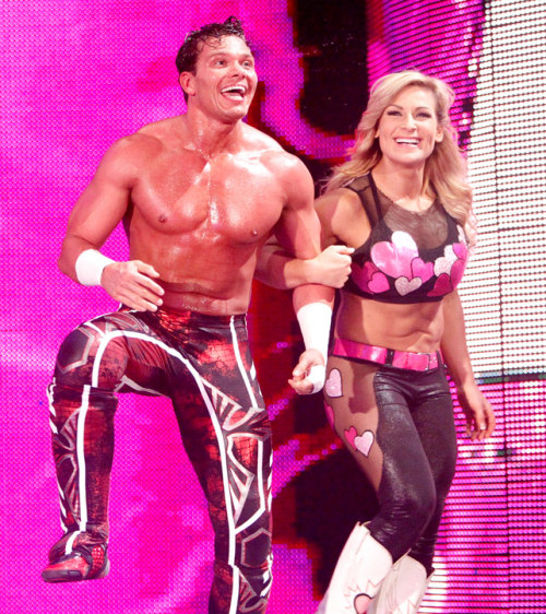 littlefuzzysheep:  rawsmackdownnxtdivas:  Natalya and Tyson Kidd:Raw 11/4/13  This is cool