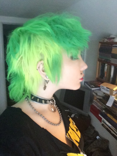 tattoosfade:  tattoosfade:  Reference photos for my hair when it’s down! I love my messy deathhawk, it’s so damn easy to style - just add water!!  dekuprince  redcybergirl