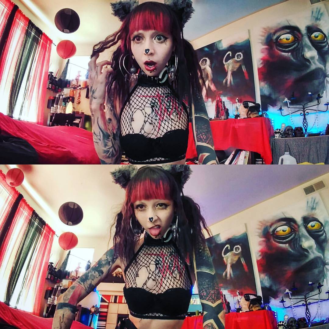 rottenmorgue:I gots two pickles today HAYHAY! 🎵🎶