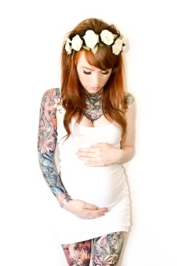 modifiedmuggles:  voxamberlynn:  13 weeks! Front view. I am terrible with editing images.  So cute! Ugh I hope I look this perfect while prego! 