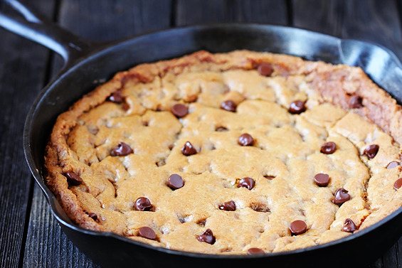 foody-goody:  Skillet Chocolate Chip Cookie 