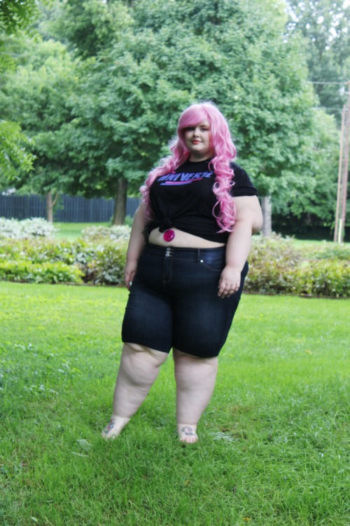 afatfox:big ol’ pink mama in two casual outfits