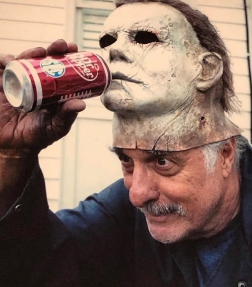 acoolguy: dat-soldier: Behind the scenes pictures of Nick Castle (Michael Myers) enjoying a Dr Peppe