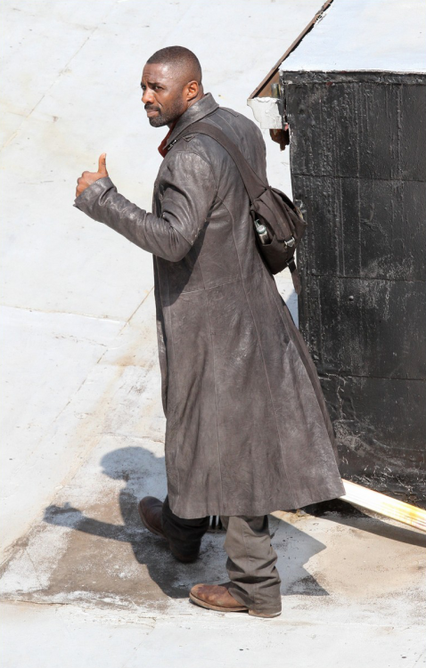 dailydris:Idris Elba on set as Roland Deschain in “The Dark Tower”(Faints.). (Again.)Seriously, ough