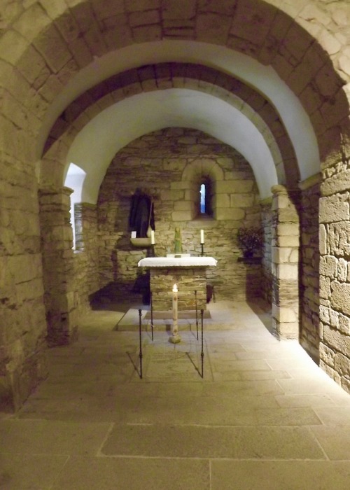 Capilla con una estatua de Santiago en el Altar, O Cebreiro, Lugo, 2011.The lovely romanesque church