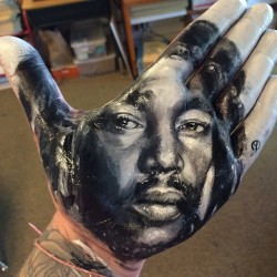 jedavu:Artist Paints Stunningly Realistic Portraits on His Hand and Stamps Them on PaperArtist Russell Powell creates stunningly realistic portraits on an unconventional surface - his own hand. 